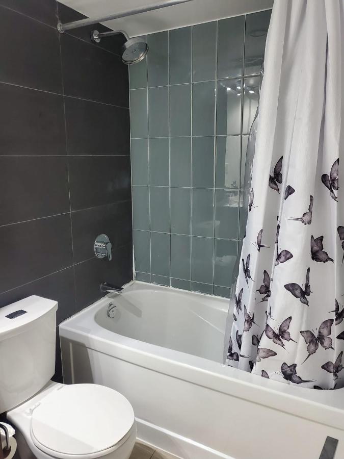 Cozy Open Concept 2Br 2Bath W/Parking -Jays/Cn Apartment Toronto Exterior photo